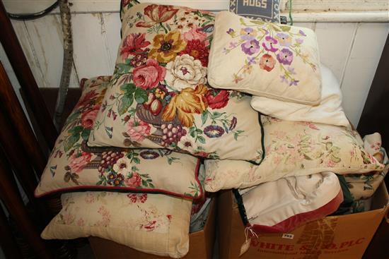Pair floral curtains, cushions and poles(-)